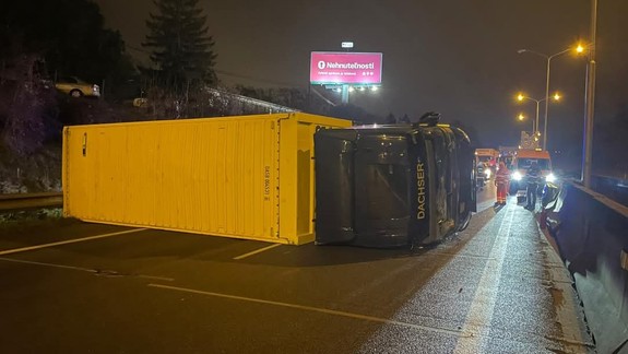 Na diaľnici D2 pri Lamači sa prevrátil kamión