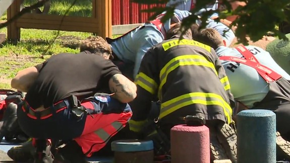 Zasahovali hasiči, policajti aj zdravotníci: Na Kamzíku si chlapček zasekol v preliezke nohu