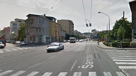 Nehoda: Na križovatke pri YMCE zrazilo auto dôchodkyňu