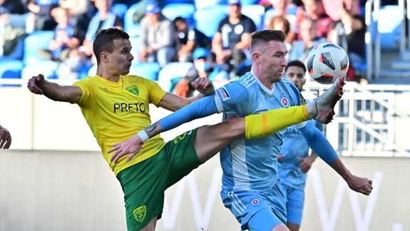 Futbalisti Slovana remizovali v šlágri kola so Žilinou 2:2, ale udržali sa na čele ligy pred Trnavou