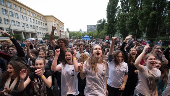 FOTO: Bratislavskí žiaci a študenti zorganizovali festival DVOR, vďaka ktorému majú nové školské ihrisko