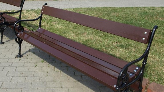 Pod Mostom SNP pribudlo 13 nových lavičiek