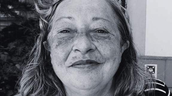 Smutná správa: Zomrela pani Erika, známa kolportérka časopisu Nota bene, šesť dní v týždni stála na jednom mieste