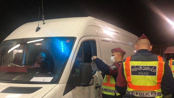 FOTO a VIDEO: Maďarsko presne o polnoci uzatvorilo hranice pre cudzincov, ako to v praxi vyzeralo?