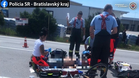 Jeden cyklista vletel pod kamión a druhý sa na nábreží zrazil s kolobežkárom - polícia opäť vyzýva k opatrnosti!