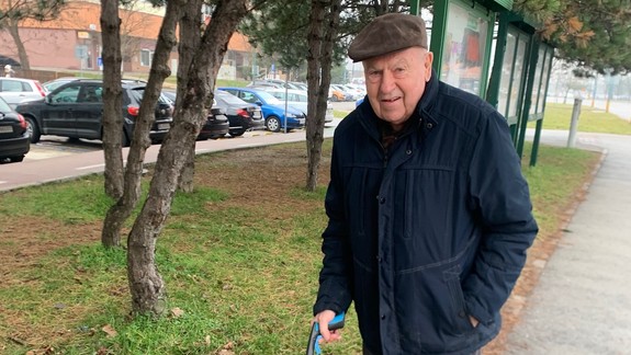 Za deň raz vyzbieral až 620 ohorkov z cigariet: Pán Chmelík je ďalšou z malých celebrít Petržalky