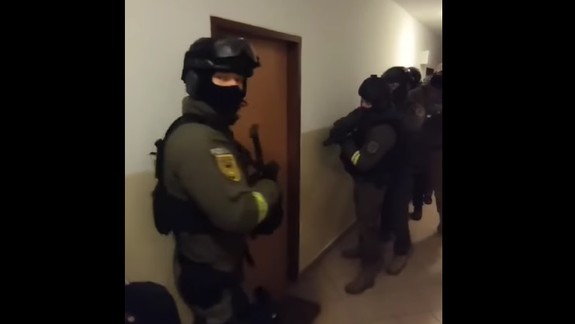 VIDEO: Zadržali trojicu, ktorá podvodmi oberala seniorov o peniaze