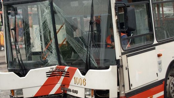 V Rači sa zrazili auto, sanitka a autobus MHD