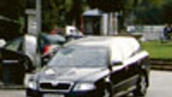 Námestie M. Benku stále okupujú autá