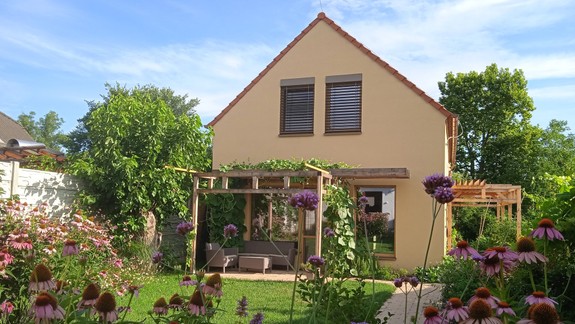 Skúsenosť architekta: Ako sa býva v ekodome za 50 eur mesačne a čo by dnes zmenil?