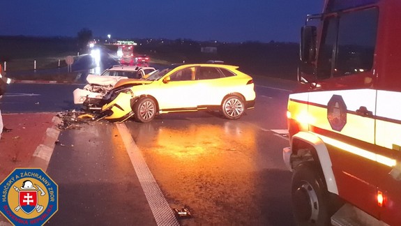 Medzi Sencom a Blatným sa zrazili dve autá