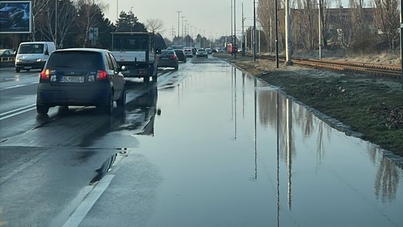Dôležitou dopravnou tepnou v Bratislave sa ráno valila voda