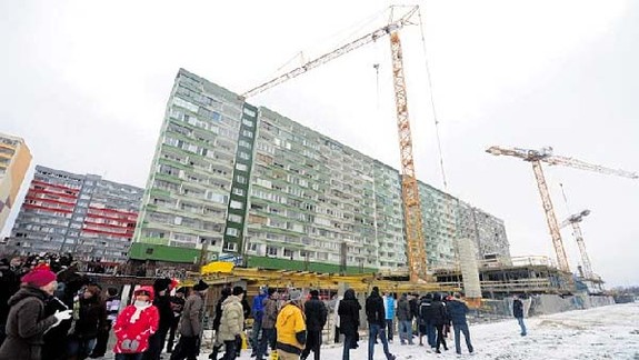 Petržalčania vytvorili živú reťaz proti „nafúknutej“ stavbe