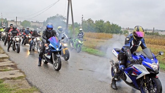 Motorkári sa zo Záhorskej Bystrice dnes mali jarný výjazd Záhorím 