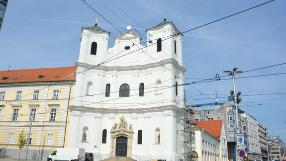 Ako sa vám páči? Kostol Najsvätejšej Trojice premaľovali na bielo, zisťovali sme dôvod
