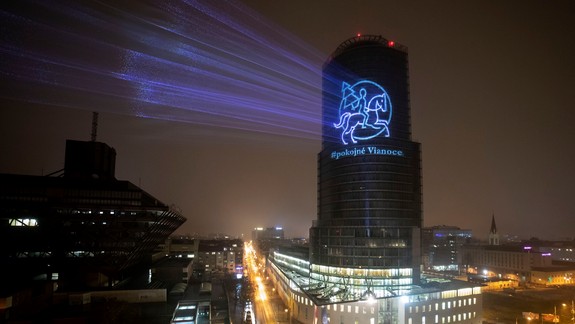 Budova NBS ožije opäť vďaka autorským stvárneniam jedného zo symbolov zimy a Vianoc - snehovej vločky