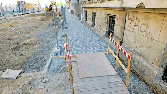 Starý most je zase o niečo dlhší, na Štúrovej už dávajú novú dlažbu