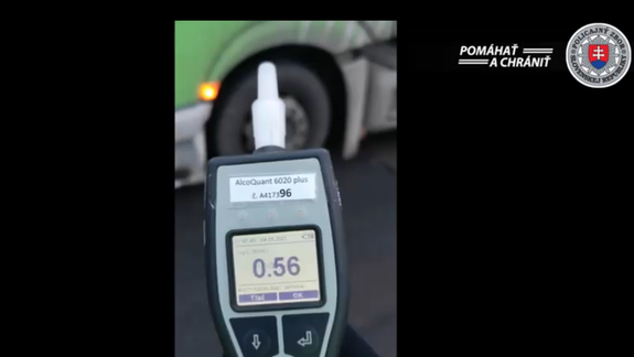 Nepoučiteľný! Maďarský kamionista si tretíkrát sadol za volant pod vplyvom alkoholu, so sebou mal aj pivo