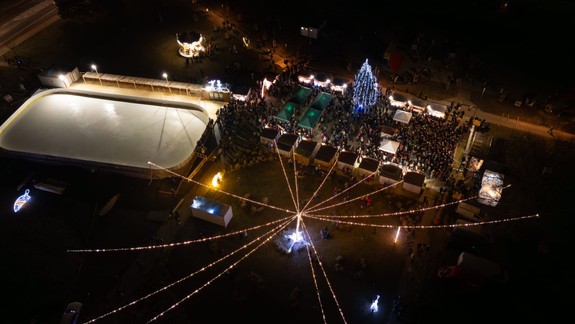Vianočné trhy v Petržalke oživili nové atrakcie, sú nimi bezplatné ľadové klzisko a snehový areál