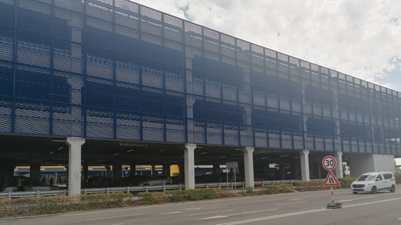 Hasiči v piatok zasahovali pri požiari auta v garážovom dome v Ružinove