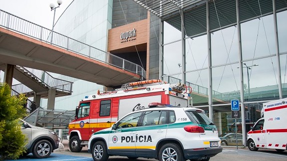 Opäť niekto nahlásil bombu - policajti evakuovali nákupné centrá  