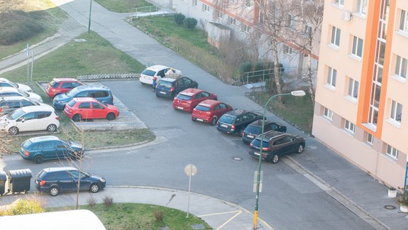 Od nedele bude platiť zákaz parkovať na chodníkoch. Aká pokuta vám hrozí?