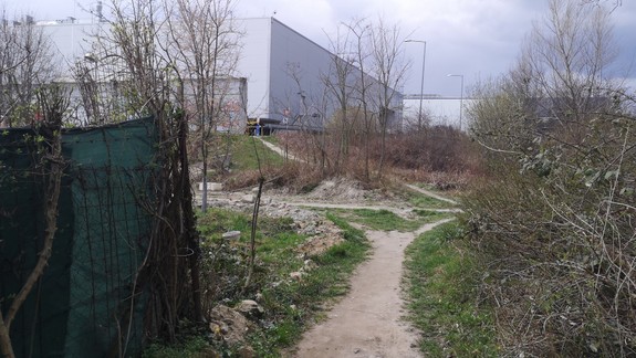 Začína sa výstavba chodníka od Mokrohájskej k OC Galéria Lamač