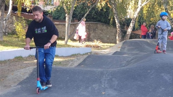 FOTO: Pumptrackové ihrisko v Dúbravke už slúži verejnosti, kolobežkoval sa aj Vallo