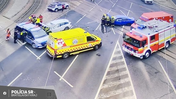 Nehoda: Na Trnavskom mýte sa zrazili dve autá