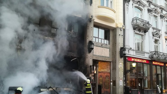 Ako vyzeral včerajší zásah hasičov na Hlavnom námestí? Na mieste boli už do 4 minút od nahlásenia