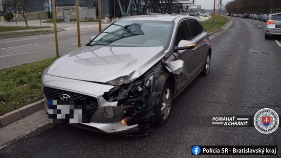 Opitý vodič: Sadol si za volant, druhému poriadne poškodil auto