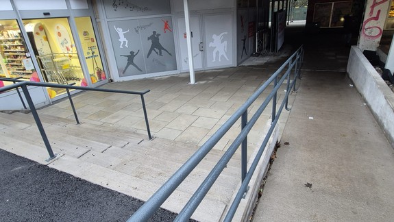 Nová dlažba a prístup bez bariér:  Ako napreduje revitalizácia okolia Domu služieb v Dúbravke?