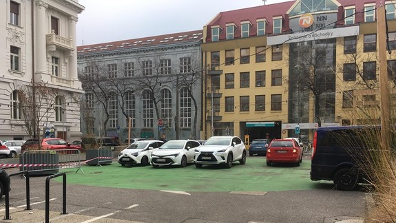 FOTO: Prečo priestranstvo na Komenského námestí opäť slúži ako parkovisko?