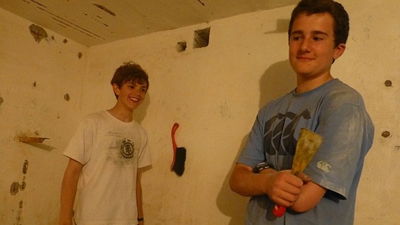 Britskí študenti pomáhajú pri obnove petržalských bunkrov