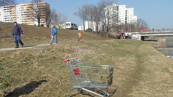 Z Chorvátskeho ramena odvážajú denne vlečku odpadu