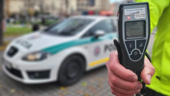 Opitý vodič sa snažil ujsť policajtom, skončil v jarku