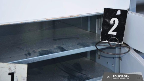 Petržalčanov Jozefa a Denisa zlákal tovar v schránkach na vyzdvihnutie, obaja skončili v rukách polície