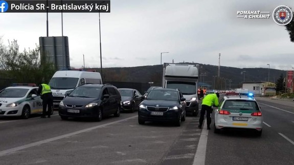 Rakúsko sprísni podmienky vstupu do krajiny, testovať sa budú musieť i pendleri