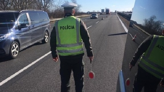 Policajti hľadajú migrantov, pri hraniciach rátajte s dopravnými obmedzeniami
