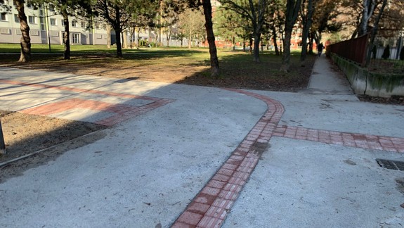 Zisťovali sme: Je v poriadku, keď táto dlažba končí v trávniku?