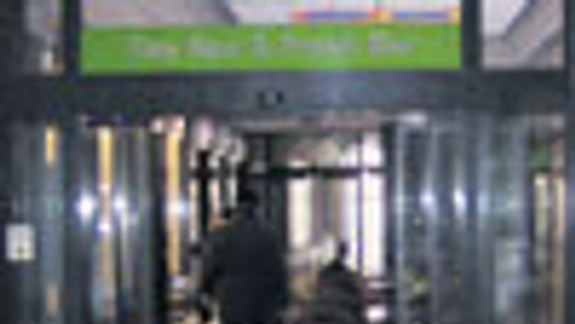 Pasáž z Gorkého ulice na Laurinskú je zafajčená