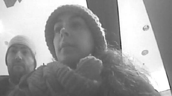 Nepoznáte ich? Polícia pátra po identite dvojice na obrázku