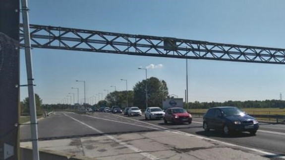 FOTO: Zápcha v dôsledku nákupného ošiaľu - Bratislavčania opäť vyrazili do Rakúska