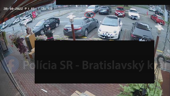 Hľadá sa cyklista, ktorý spadol na kapotu zaparkovaného auta na parkovisku