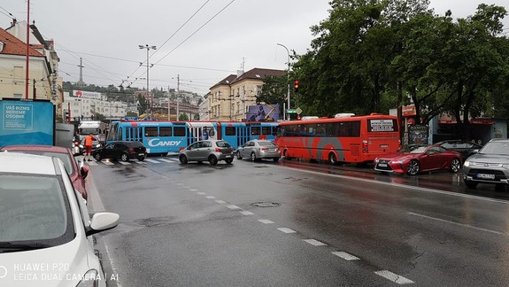 Pre poruchu auta na Šancovej meškajú viaceré linky MHD aj 30 minút
