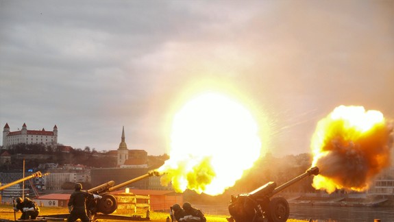Vojaci privítali Nový rok 20 delostreleckými salvami z Tyršovho nábrežia
