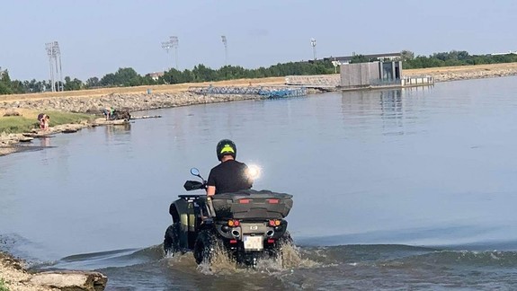 Motorkár si umýval štvorkolku v Dunaji - policajti to nazvali mega drzosťou a budú ho riešiť!