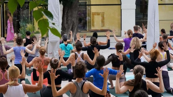 V SNG sa zišlo takmer 200 nadšencov,  ktorí privítali leto jogou pri východe slnka