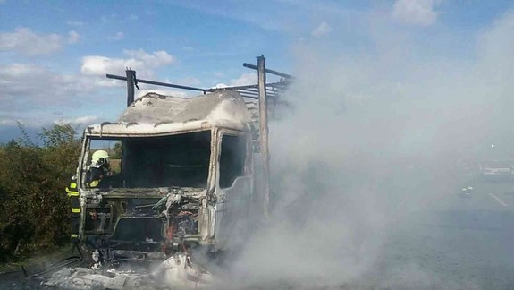 FOTO Diaľnica D1 je uzatvorená, príčinou je požiar vozidla, ktoré prevážalo papier