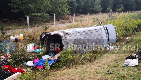 Vážna dopravná nehoda na D2. V aute bolo okrem šoféra 12 osôb